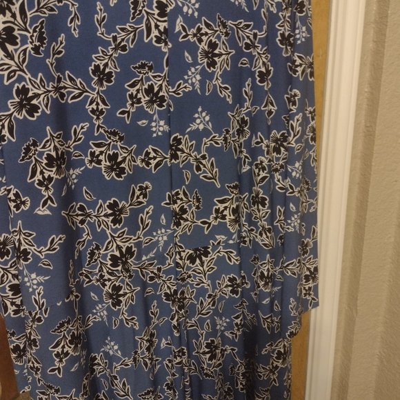 Beautiful wrap style dress - Picture 5 of 6